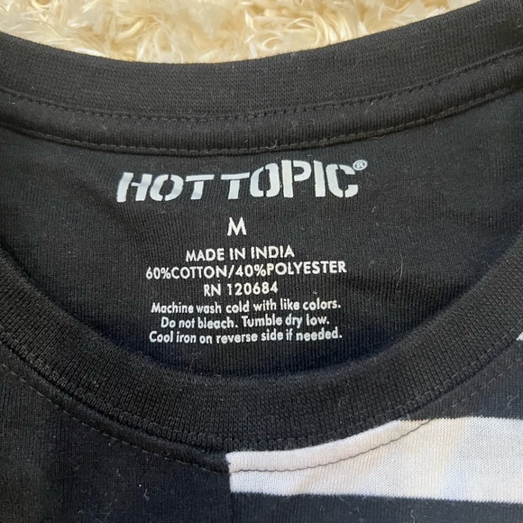 Split Pattern Crop Top from Hot Topic - Picture 3 of 4